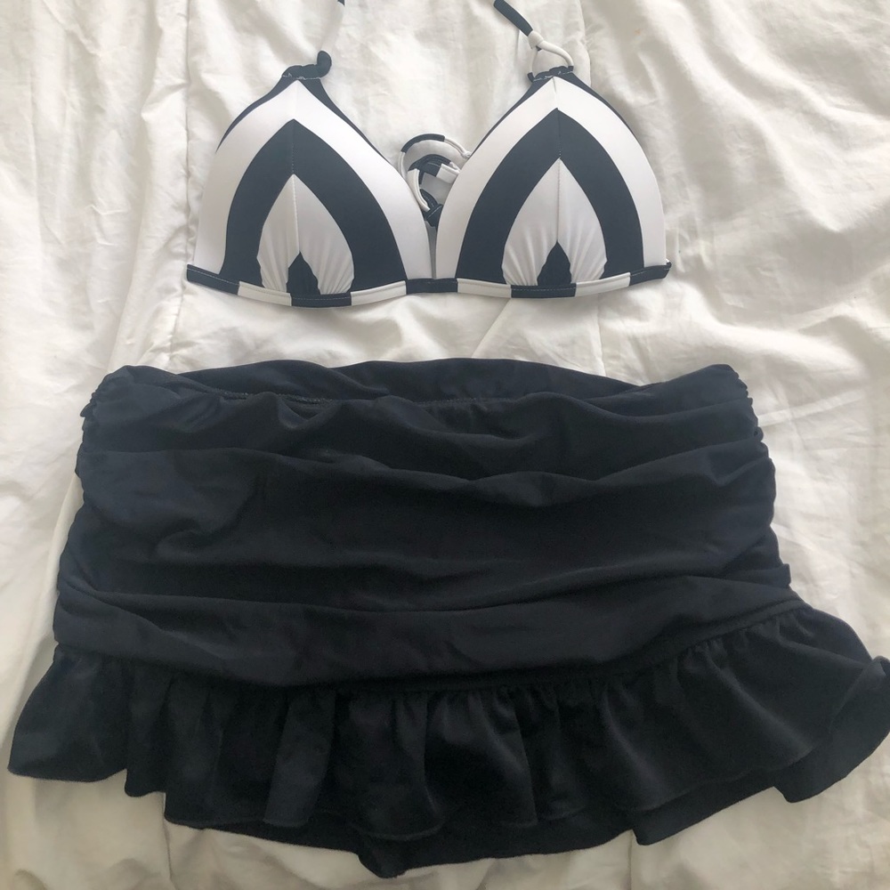 Black & White Swimsuit Set!